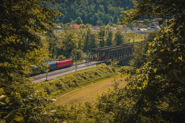 Europejski Pociąg Towarowy Czerwoną Lokomotywą Jedzie Dwutorową Linią Kolejową Kierunku — Zdjęcie stockowe