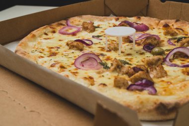Pizza Tasarruf ya da Pizza Masası olarak da bilinir. Pizza teslimatlarında pizzayı karton bir kutuda ezilmekten kurtarmak için kullanılır. Lezzetli pizzayı pizzacı kurtardı..