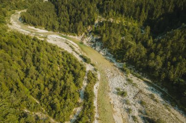 Resia Vadisi 'nin hava manzarası İtalya Alplerinde sıcak bir yaz gününde Torrente Resia ve Rio Lommig' in nehir yatağına bakıyor.
