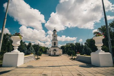 Güneşli bir günde Chisinau, Moldova 'daki en eski Ortodoks kilisesinin çan kulesi, katedralin sütunları arasında görülüyor. Moldova 'da güneşli sıcak bir yaz günü.