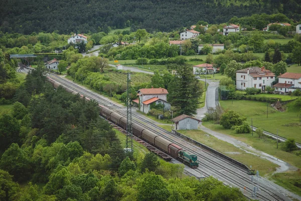 Panorama Stacji Kolejowej Stanjel Słowenia Pociągiem Towarowym Czekającym Darmową Trasę — Zdjęcie stockowe