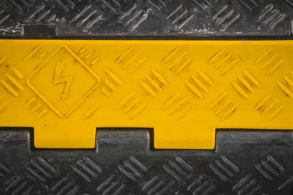 Yerde Siyah Sarı Plastik Kablo Koruyucu Var Plastik Kaplı Zemin — Stok fotoğraf