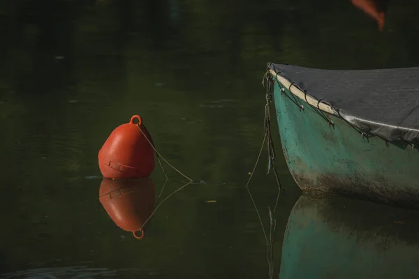 Detalii Despre Barcă Verde Veche Ancorată Într Geamandură Plastic Lac — Fotografie, imagine de stoc