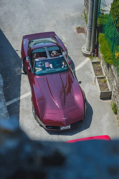 Pivka Slovenia 2019 深红色科维特C3型老式肌肉车在一个古老的村庄环境中被发现 轿车独特的瓶形设计 — 图库照片