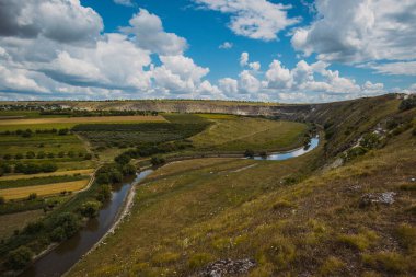 Güneşli bir yaz gününde Moldova 'daki Orheiul Vechi manastırında kayalardan ve ağaçlardan oluşan insansız hava aracı panoraması. Manastıra ve çan kulesine doğru bakın..