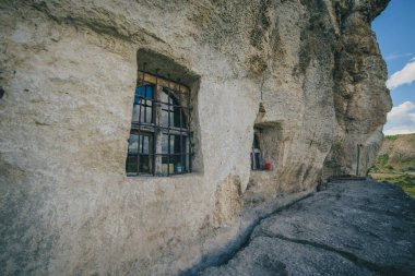 Güneşli bir yaz gününde Moldova 'daki Orheiul Vechi manastırındaki güzel kaya ve ağaç manzarası. Tarihi mağara manastırlarından birinin manzarası.