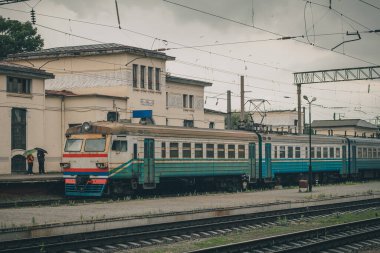 Küçük bir yağmur sırasında Zhmerynka istasyonundaki Ukrayna yolcu treni. Tren platformda bekliyor. Zhmerynka Ukrayna 'da önemli bir demiryolu kavşağıdır.
