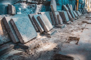 İnşaat manzarası kaldırımda işe yarıyor. Caddedeki yaya yolunda taş ya da granit bloklar. Dimdik duran fayanslarla görülebilir açık zemin