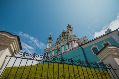 Ukrayna 'nın Kiev kentindeki güzel ortodoks kilisesi. Bir yaz günü bulutlarla dolu. Aşağıdan görüntüle.