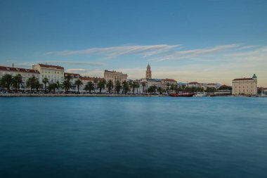 Croata 'da Split' in akşam manzarası, görünür ünlü Diocletian sarayı ve çan kulesi. Bazı gemiler limana demirlemiş, mavi ve sakin akşam semalarında.