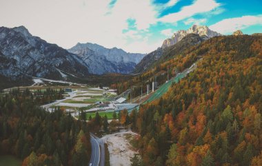 Tamar Vadisi 'nin hava manzarasında Planica kayakla atlayan tepeler ön planda görünüyor. Planica 'daki kayak atlama alanının sonbahar manzarası.