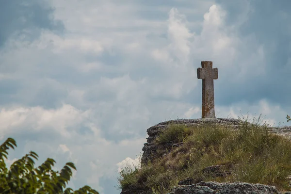 Osamělý Kříž Vrcholu Jedné Skal Klášteře Orheiul Vechi Srdci Moldavska — Stock fotografie