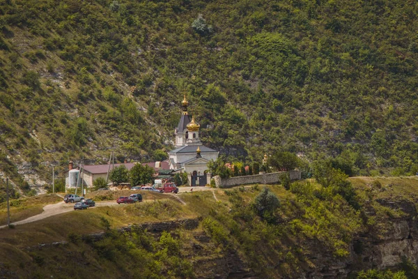 晴れた夏の日にモルドバのOrheul Vechi修道院で岩や木の美しい風景 修道院と鐘楼への眺め — ストック写真