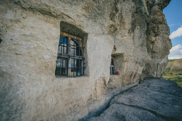 Hermoso Paisaje Rocas Árboles Monasterio Orheiul Vechi Moldavia Día Soleado —  Fotos de Stock