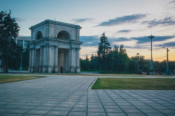 Moldova Nın Chisinau Kentindeki Hükümet Binasının Önündeki Zafer Kemeri Sıcak — Stok fotoğraf