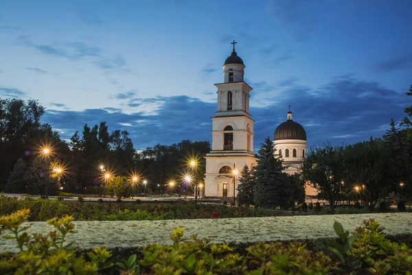 チシナウで最も古い正教会の鐘楼 夏の夜にモルドバ 大聖堂の主台地から見た 前景に花と 青い時間に撮影された写真 — ストック写真