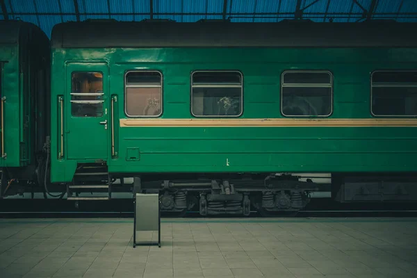 Esterno Del Vagone Letto Verde Moldavo Piedi Binario Una Stazione — Foto Stock