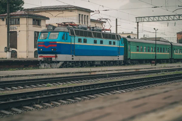 Treno Passeggeri Ucraino Sulla Stazione Zhmerynka Durante Una Piccola Doccia — Foto Stock