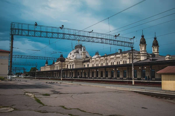 ウクライナのZhmerynkaの鉄道駅は ウクライナの鉄道ネットワーク上の重要なハブや接合部である プラットフォーム上の一部の人々と曇りの雨の日の写真 — ストック写真