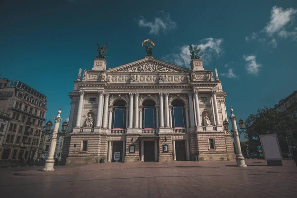 Красивое Оперное Здание Львове Украина Жаркий Летний День Некоторые Облака — стоковое фото