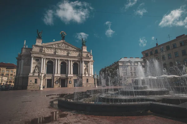 Schönes Opernhaus Lviv Ukraine Einem Heißen Sommertag Ein Paar Wolken — Stockfoto