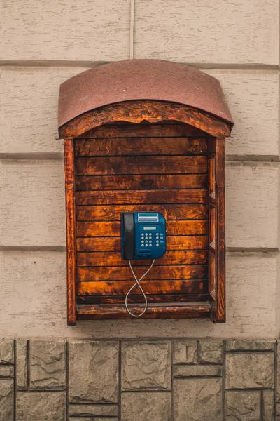 Tipico Telefono Pubblico Leopoli Ucraina Una Cabina Scatola Legno Legno — Foto Stock