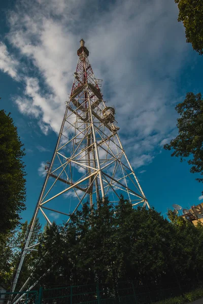 Widok Żaba Anteny Radiowej Oglądane Zamku High Park Nad Lwowem — Zdjęcie stockowe