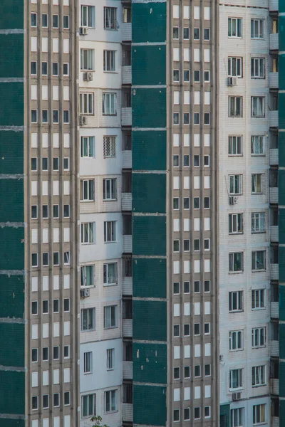 Typische Sozialistische Oder Sowjetische Wohnblocks Einer Stadt Verfallende Fassaden Grün — Stockfoto