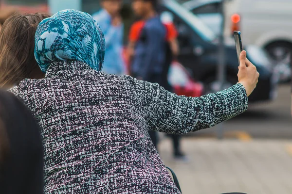 Onbekende Moslimvrouw Neemt Een Selfie Een Stedelijke Omgeving Trendy Moslim — Stockfoto