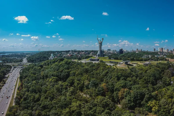 Panorama Monumento Motherland Kiev Cutucando Para Fora Floresta Dia Ensolarado — Fotografia de Stock