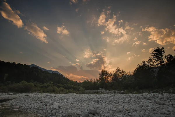 Όμορφη Καλοκαιρινή Βραδιά Ήλιο Μόλις Που Δύει Behnd Julian Άλπεις — Φωτογραφία Αρχείου