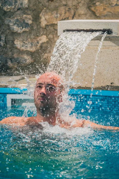 Ung Kaukasisk Man Med Skalligt Huvud Njuter Ett Flöde Vatten — Stockfoto