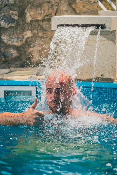 Joven Hombre Caucásico Con Cabeza Calva Disfrutando Flujo Fuente Agua — Foto de Stock