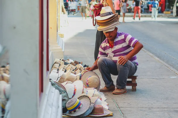Cartagena Colombia 2017 Vendedor Sombreros Está Sentado Pavimento Mostrando Colección —  Fotos de Stock