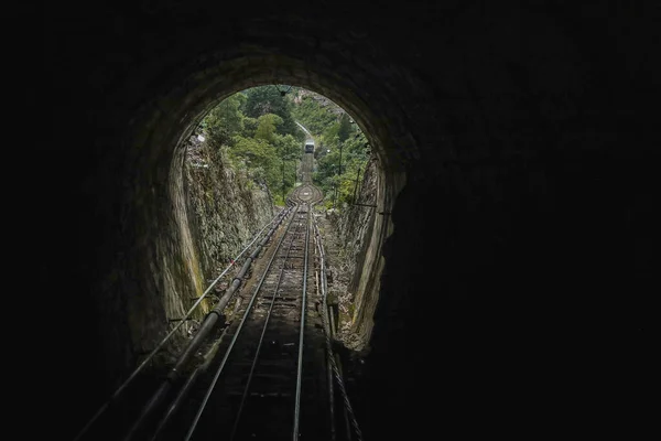 在一个朦胧的日子里 在波哥大一条通往哥伦比亚首都蒙特塞拉特大教堂的隧道里观看 火车正驶出隧道下坡 — 图库照片