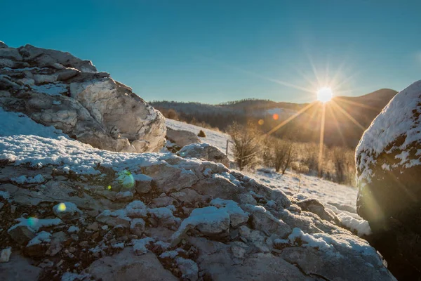 Mezi Kameny Pokrytými Sněhem Horách Září Krásné Slunce Ranní Obraz — Stock fotografie