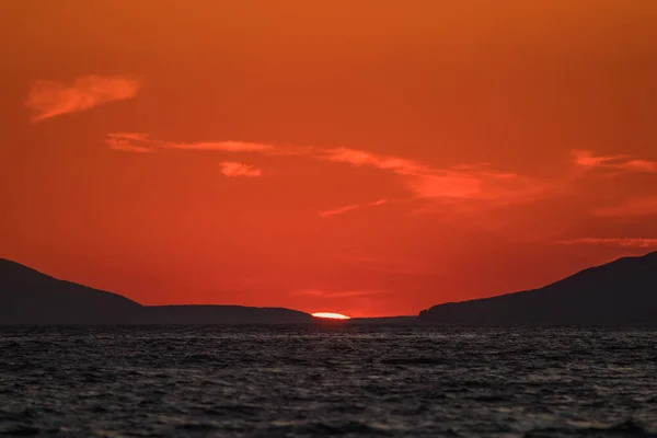パグ島とラブ島の周りの夕日とKarlobagに近いクロアチアの海岸の夕景 太陽がちょうど海に2つの丘の後ろに設定しようとしている — ストック写真