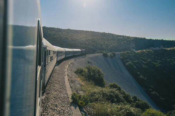 Podróżując Pociągiem Pasażerskim Silnikiem Diesla Kierunku Splitu Chorwacja Widok Okna — Zdjęcie stockowe