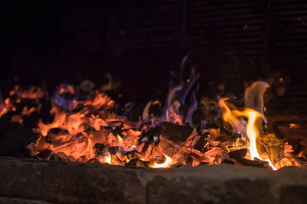 Una Grande Griglia Fuoco Aperto Viene Riscaldata Con Aiuto Carbone — Foto Stock