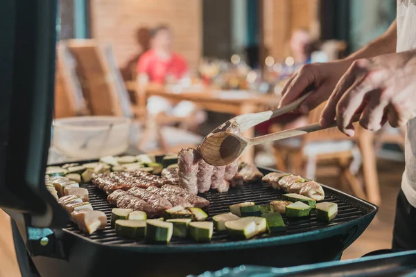 Mãos Homem Visto Lançando Cevapcici Refeição Uma Grelha Cenário Festa — Fotografia de Stock