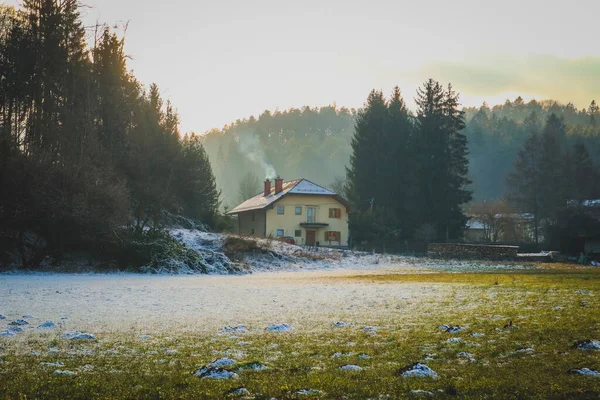 Modernt Nytt Hus Vinterlandskap Med Rök Som Kommer Skorsten Romantisk — Stockfoto