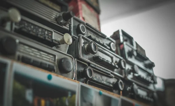 Rádios Antigos Vintage Empilhados Numa Prateleira Coleção Estilo Mercado Pulgas — Fotografia de Stock