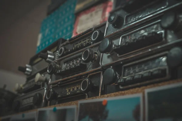 Rádios Antigos Vintage Empilhados Numa Prateleira Coleção Estilo Mercado Pulgas — Fotografia de Stock