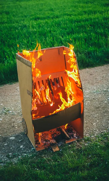 Falsa Griglia Cartone Sta Bruciando Duro Griglia Cartone Fatta Divertimento — Foto Stock