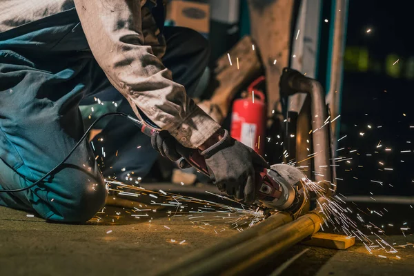 Homem Cortando Uma Exaustão Velha Tubos Metal Com Ajuda Moedor — Fotografia de Stock