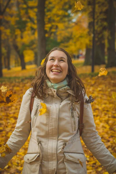 Mulher Jogando Folhas Outono Floresta Romântica Morena Bonito Brincando Com — Fotografia de Stock