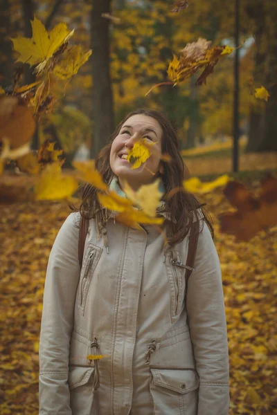 Mulher Jogando Folhas Outono Floresta Romântica Morena Bonito Brincando Com — Fotografia de Stock