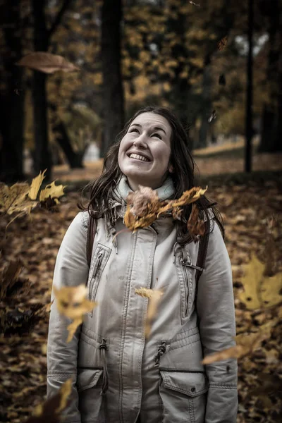 Mulher Jogando Folhas Outono Floresta Romântica Morena Bonito Brincando Com — Fotografia de Stock