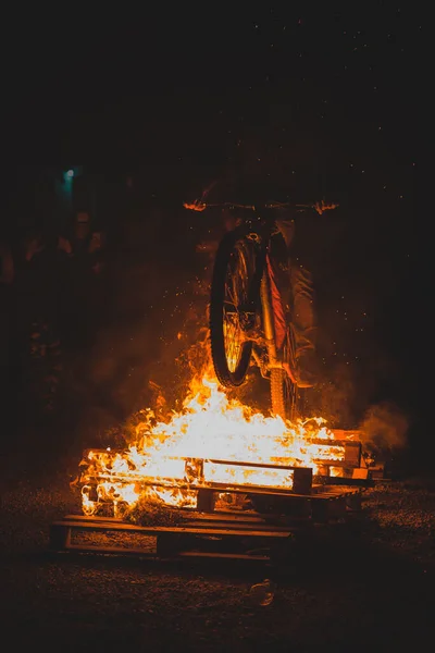 Εντελώς Τρελός Ποδηλάτης Ένα Ποδήλατο Βουνού Ιππασία Μέσα Από Φωτιά — Φωτογραφία Αρχείου