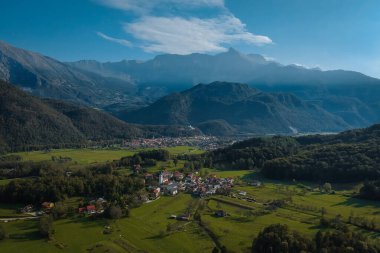 Sabahın erken saatlerinde Kobarid Vadisi 'nde Svino köyü ön planda. Slovenya 'daki Soca nehri boyunca uzanan güzel yeşil sonbahar manzarası